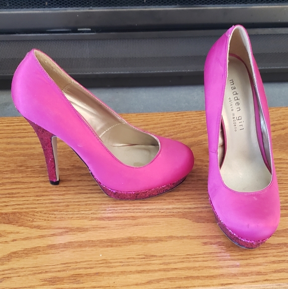 3 pair of shoes - size 6 - Picture 4 of 4